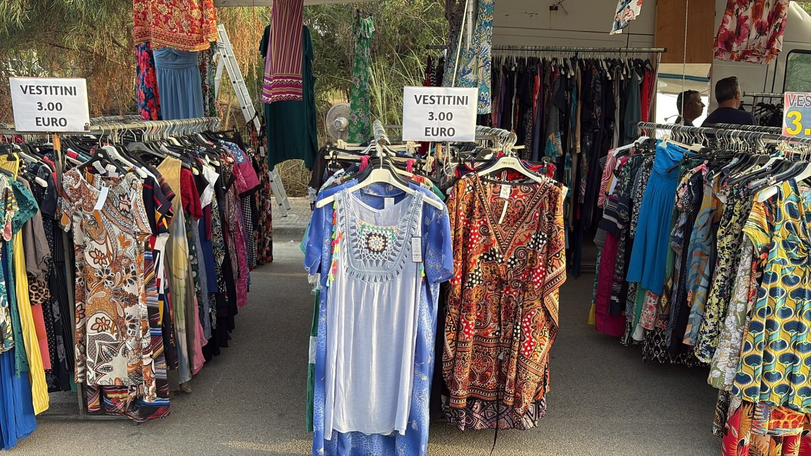 Mercato con abbigliamento