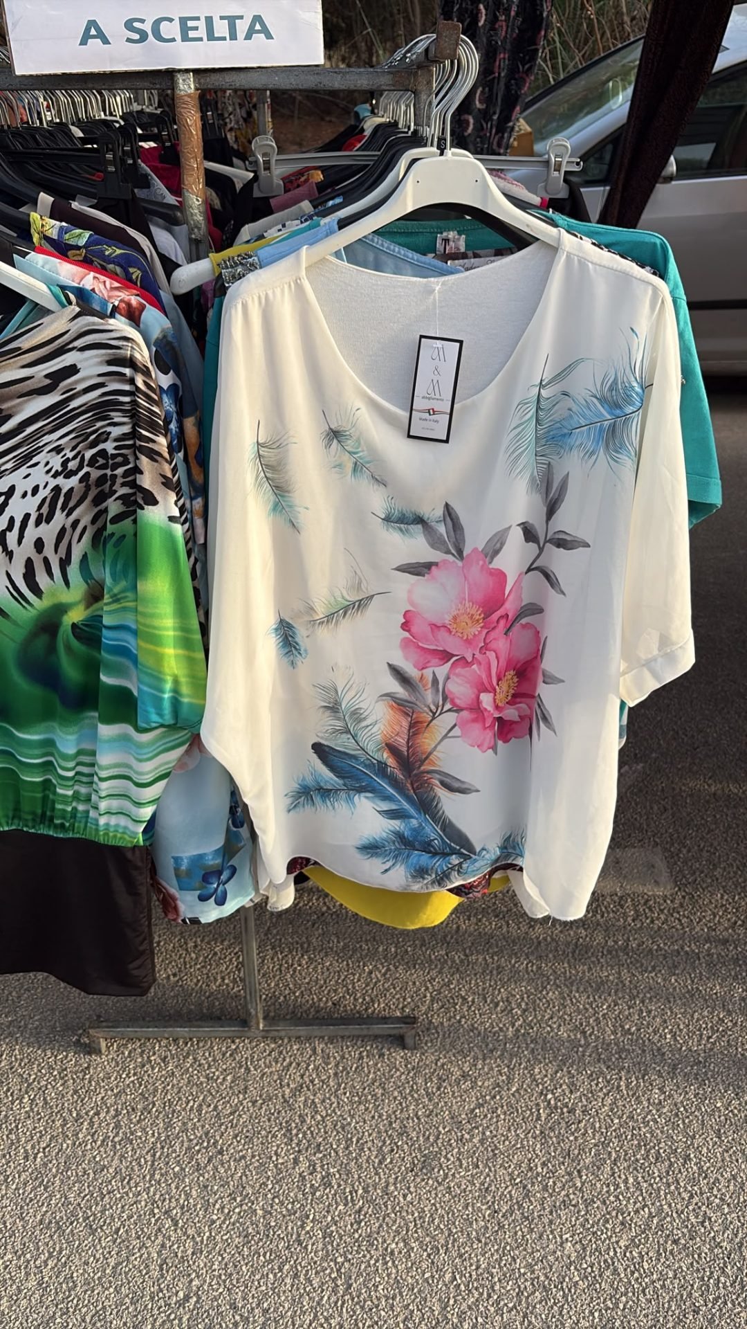 Blusa floreale esposta