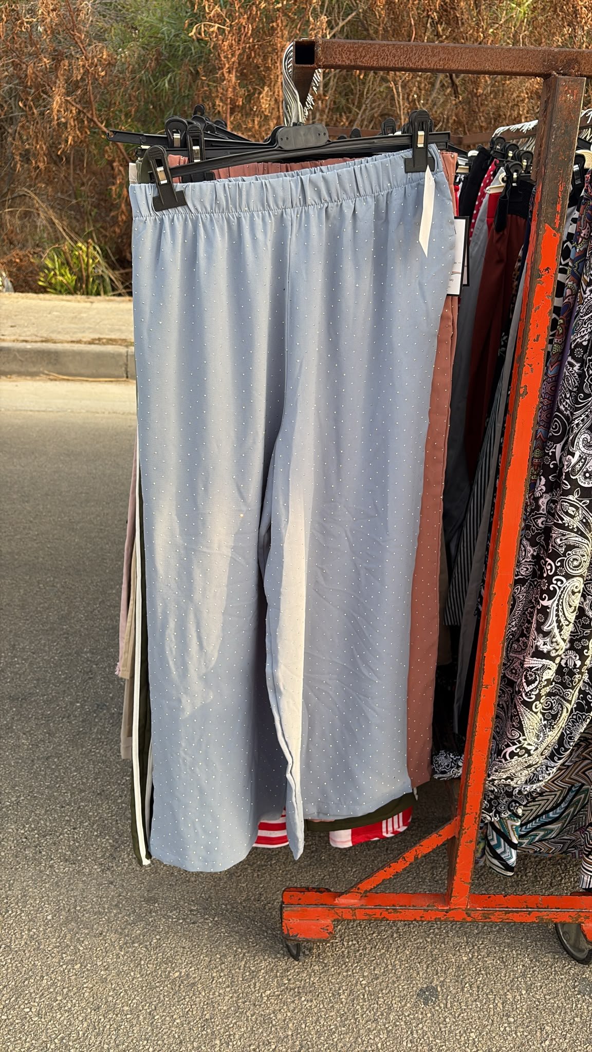 Stand con abbigliamento